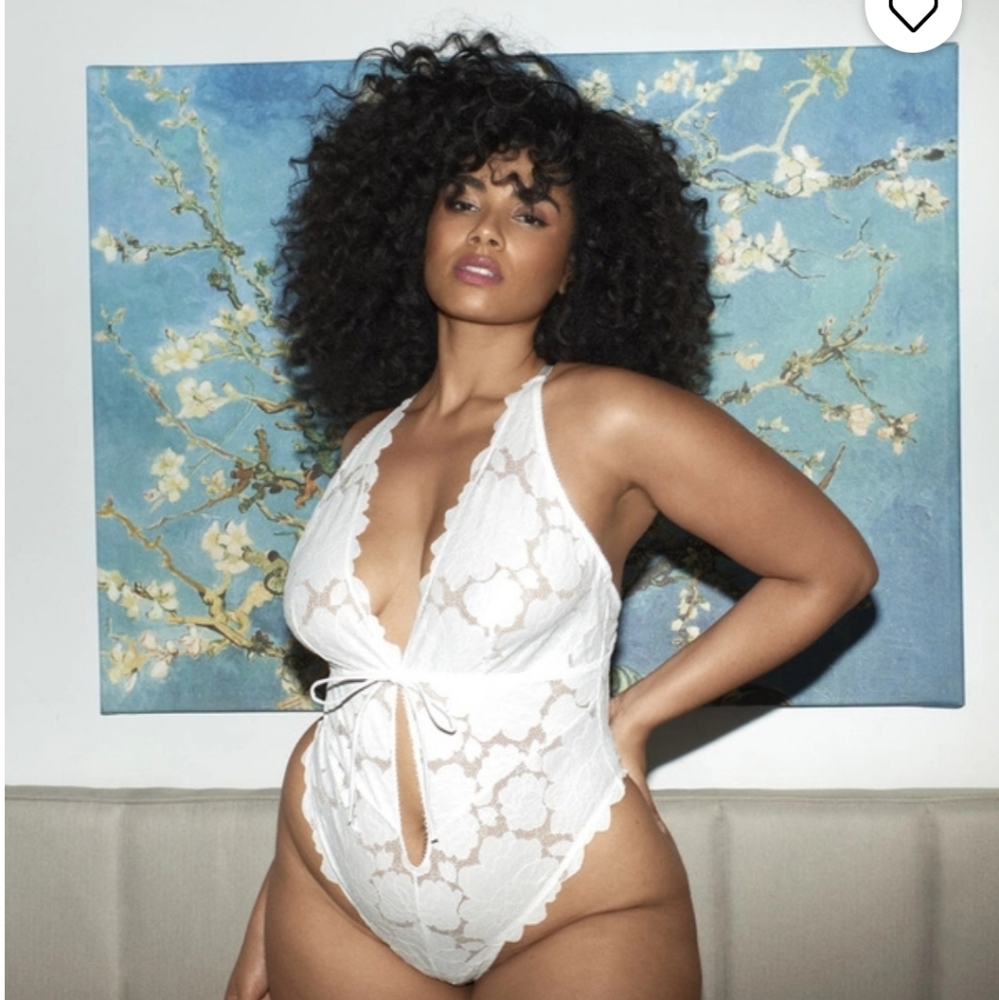Floral Glow Lace Bodysuit with Keyhole

 